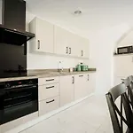Large 4br House Leeds, Contractor Friendly
