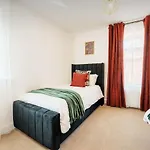 Large 4br House Leeds, Contractor Friendly