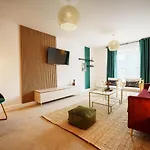 Large 4br House Leeds, Contractor Friendly *