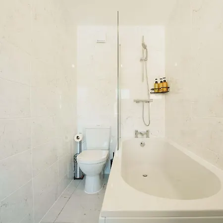 Large 4br House Leeds, Contractor Friendly Leeds (West Yorkshire)