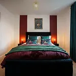 Large 4br House Leeds, Contractor Friendly Holiday home *