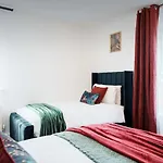 Large 4br House Leeds, Contractor Friendly *