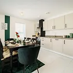 Large 4br House Leeds, Contractor Friendly * 利兹