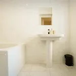 Large 4br House Leeds, Contractor Friendly 利兹