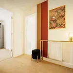 Holiday home Large 4br House Leeds, Contractor Friendly *