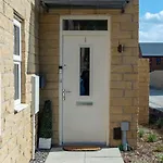 Large 4br House Leeds, Contractor Friendly