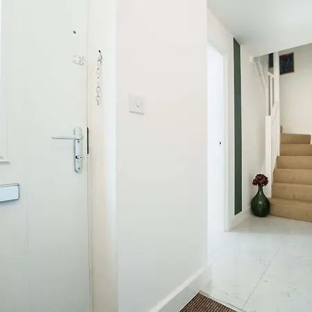 Superb 4br New House Leeds (West Yorkshire)
