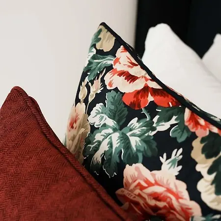 Semesterbostad Warm & Spacious 4br Home, Great For Group Stays, Free Parking & Wifi, Sleeps 11