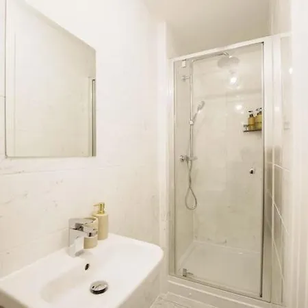 Superb 4br New House Holiday home Leeds (West Yorkshire)