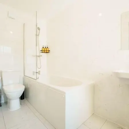Superb 4br New House * Leeds (West Yorkshire)