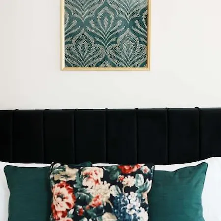 Warm & Spacious 4br Home, Great For Group Stays, Free Parking & Wifi, Sleeps 11