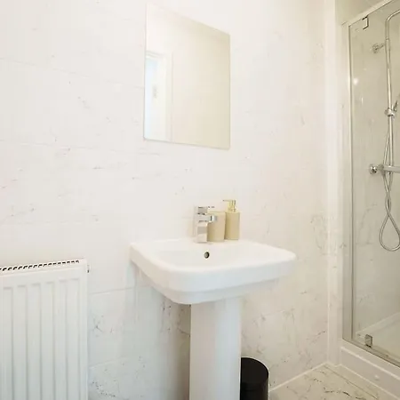 Superb 4br New House Leeds (West Yorkshire)