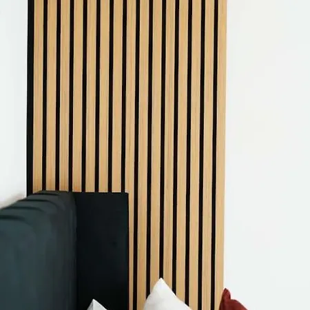 Warm & Spacious 4br Home, Great For Group Stays, Free Parking & Wifi, Sleeps 11 Semesterbostad