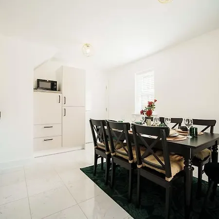 Holiday home Superb 4br New House Leeds (West Yorkshire)