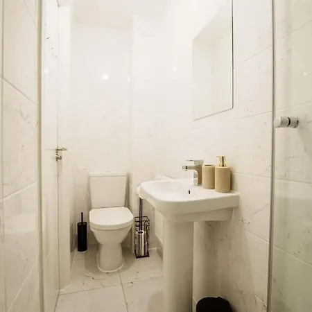 Superb 4br New House Holiday home Leeds (West Yorkshire)