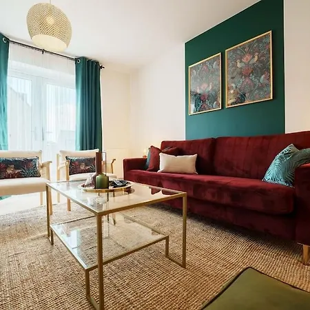 Warm & Spacious 4br Home, Great For Group Stays, Free Parking & Wifi, Sleeps 11 Semesterbostad