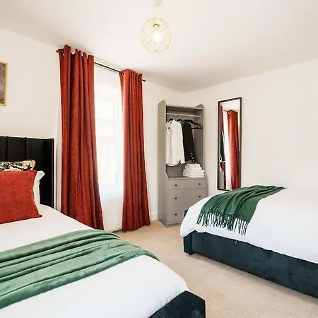 Semesterbostad Warm & Spacious 4br Home, Great For Group Stays, Free Parking & Wifi, Sleeps 11 *