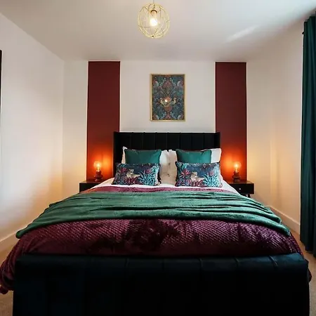 Warm & Spacious 4br Home, Great For Group Stays, Free Parking & Wifi, Sleeps 11 Semesterbostad