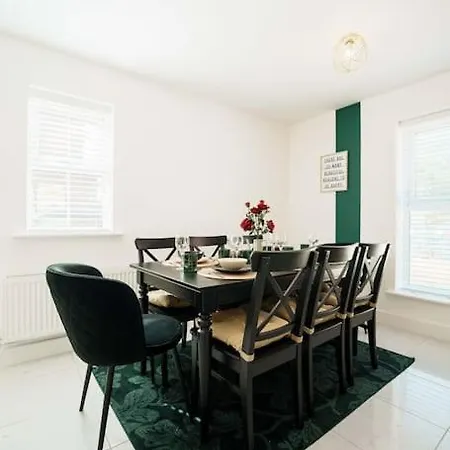 Semesterbostad Warm & Spacious 4br Home, Great For Group Stays, Free Parking & Wifi, Sleeps 11