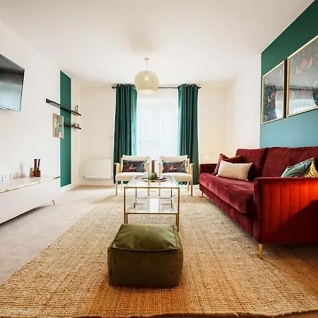 Semesterbostad Warm & Spacious 4br Home, Great For Group Stays, Free Parking & Wifi, Sleeps 11