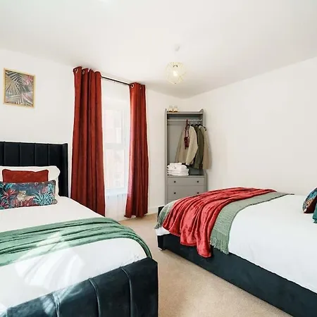 Semesterbostad Warm & Spacious 4br Home, Great For Group Stays, Free Parking & Wifi, Sleeps 11 Leeds (West Yorkshire)