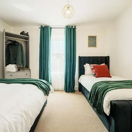 Warm & Spacious 4br Home, Great For Group Stays, Free Parking & Wifi, Sleeps 11