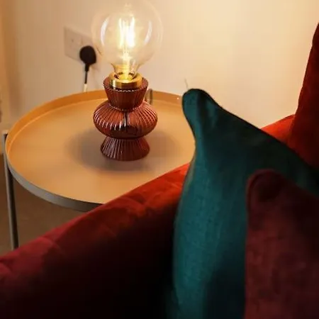 Warm & Spacious 4br Home, Great For Group Stays, Free Parking & Wifi, Sleeps 11 Semesterbostad *