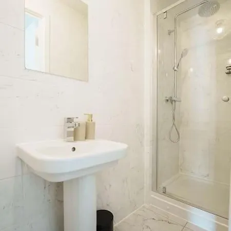 Holiday home Superb 4br New House Leeds (West Yorkshire)