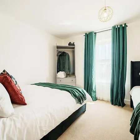 Semesterbostad Warm & Spacious 4br Home, Great For Group Stays, Free Parking & Wifi, Sleeps 11 *