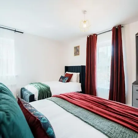 Warm & Spacious 4br Home, Great For Group Stays, Free Parking & Wifi, Sleeps 11 * Leeds (West Yorkshire)