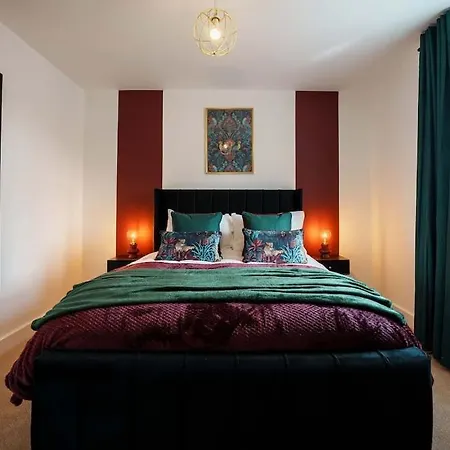 Warm & Spacious 4br Home, Great For Group Stays, Free Parking & Wifi, Sleeps 11 Semesterbostad