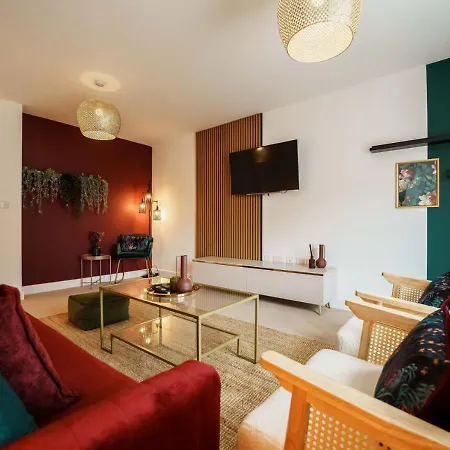 Large 4br House Leeds, Contractor Friendly *