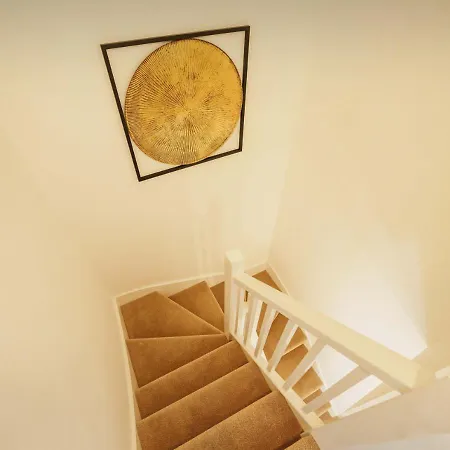 Semesterbostad Warm & Spacious 4br Home, Great For Group Stays, Free Parking & Wifi, Sleeps 11 Leeds (West Yorkshire)