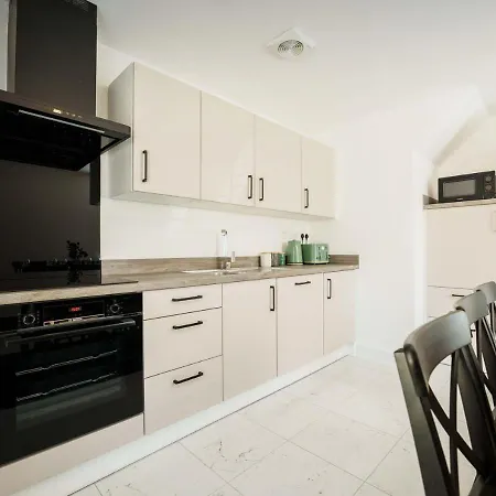 4 Bedroom House Leeds, Contractor