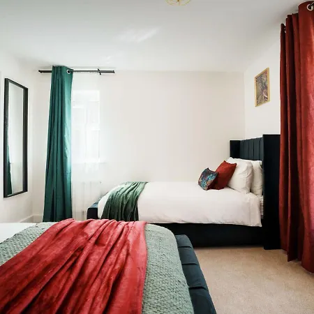 Warm & Spacious 4br Home, Great For Group Stays, Free Parking & Wifi, Sleeps 11 別荘