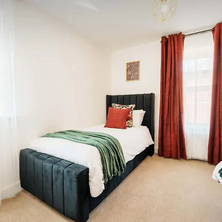 Large 4br House Leeds, Contractor Friendly