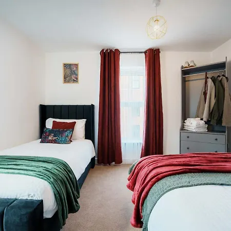 Semesterbostad Warm & Spacious 4br Home, Great For Group Stays, Free Parking & Wifi, Sleeps 11 Leeds (West Yorkshire)