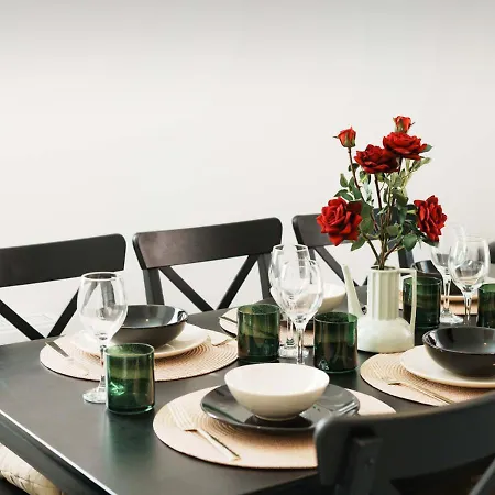 Warm & Spacious 4br Home, Great For Group Stays, Free Parking & Wifi, Sleeps 11 * リーズ