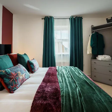 Warm & Spacious 4br Home, Great For Group Stays, Free Parking & Wifi, Sleeps 11 別荘