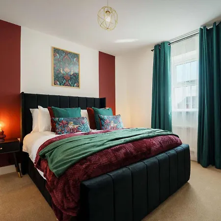 Warm & Spacious 4br Home, Great For Group Stays, Free Parking & Wifi, Sleeps 11 Semesterbostad *