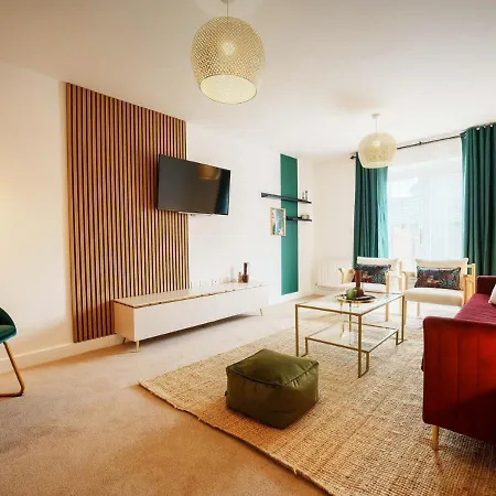 Warm & Spacious 4br Home, Great For Group Stays, Free Parking & Wifi, Sleeps 11 *