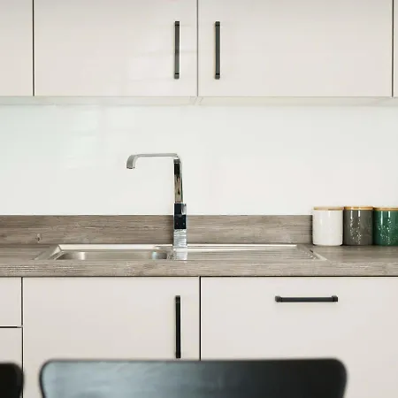 Semesterbostad Warm & Spacious 4br Home, Great For Group Stays, Free Parking & Wifi, Sleeps 11