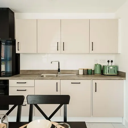 Large 4br House Leeds, Contractor Friendly Сasa de vacaciones