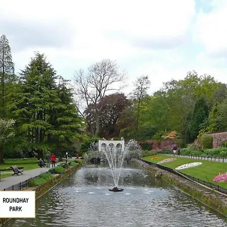 Warm & Spacious 4br Home, Great For Group Stays, Free Parking & Wifi, Sleeps 11 Semesterbostad *