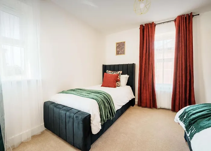 Large 4br House Leeds, Contractor Friendly