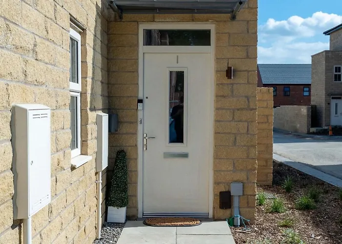 Large 4br House Leeds, Contractor Friendly