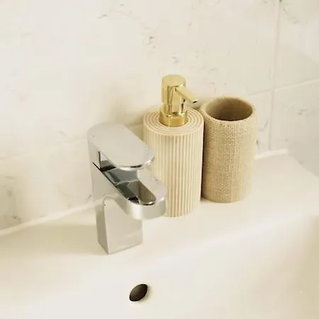 Warm & Spacious 4br Home, Great For Group Stays, Free Parking & Wifi, Sleeps 11 Tatil Evi