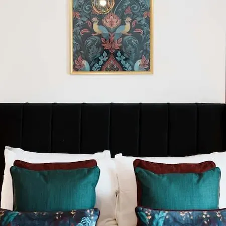 Tatil Evi Warm & Spacious 4br Home, Great For Group Stays, Free Parking & Wifi, Sleeps 11