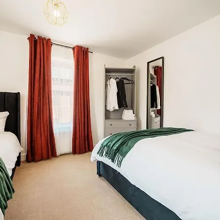 Tatil Evi Warm & Spacious 4br Home, Great For Group Stays, Free Parking & Wifi, Sleeps 11 *