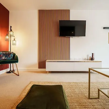 Tatil Evi Warm & Spacious 4br Home, Great For Group Stays, Free Parking & Wifi, Sleeps 11 *